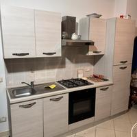 Cucina con elettrodomestici