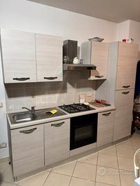 Cucina con elettrodomestici