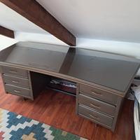 scrivania con superfice di vetro