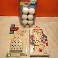 Dadi in scatole nuove e palline per calcino
