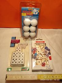 Dadi in scatole nuove e palline per calcino