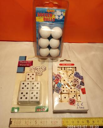 Dadi in scatole nuove e palline per calcino