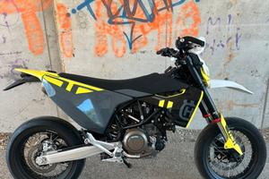 Husqvarna 701 Supermotard solo 523 km nuova