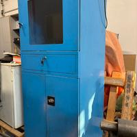 Armadio per computer accessoriato