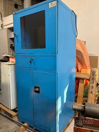 Armadio per computer accessoriato