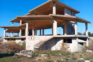 Villa su tre superfici con terreno di 9000mq