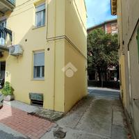 MONOLOCALE A MONTECHIARUGOLO