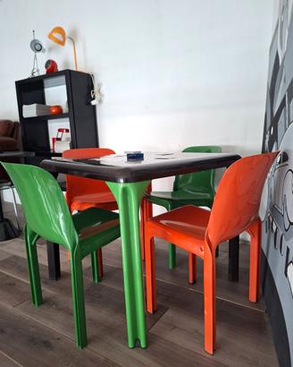 Tavolo “STADIO” e sedie SELENE di Artemide,'70