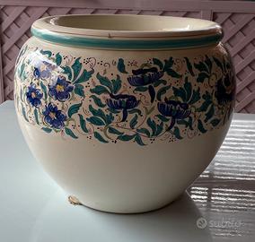 Vaso in terracotta decorato a mano