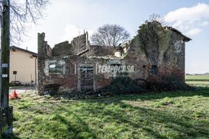 Rudere da ristrutturare e giardino