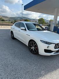 Auto Maserati levante