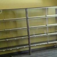 Scaffale in legno con vetrine