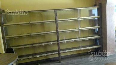 Scaffale in legno con vetrine