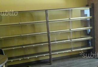 Scaffale in legno con vetrine
