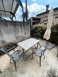 Tavolo pieghevole + sedie + ombrellone da giardino