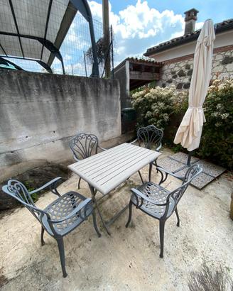 Tavolo pieghevole + sedie + ombrellone da giardino