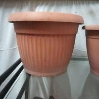 vasi e sottovasi in plastica