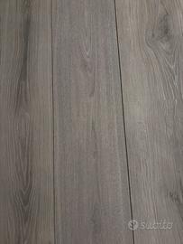 Pavimento effetto legno grigio (laminato/LVP)