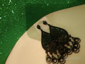 Orecchini pendenti neri con brillantini