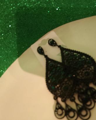 Orecchini pendenti neri con brillantini