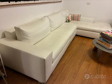 Divano moderno ad angolo in pelle bianca