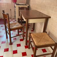 Tavolo con sedie e sgabello