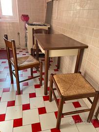 Tavolo con sedie e sgabello