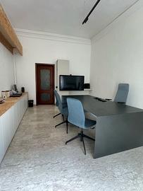 Stanza per UFFICIO indipendente ed arredata