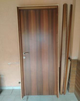 Porta in noce da interni