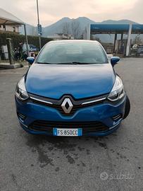 Incluso di passaggio a 6200 Renault Clio a GPL .