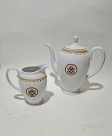 Elegante set composto da caffettiera e lattiera, r