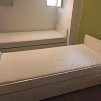 Coppia di letti singoli con letto estrabile