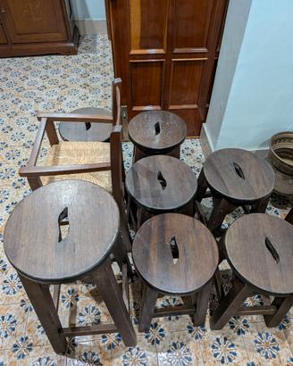 Otto sgabelli in legno
