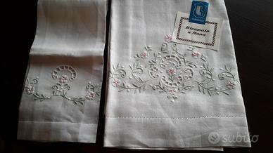 Asciugamani di lino ricamati