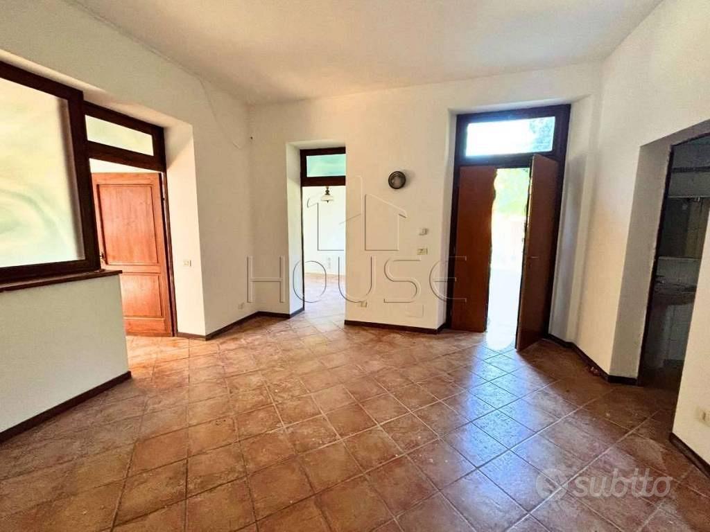 Appartamento di 170 m² con più di 5 locali e box a - Vista 3