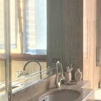 Piano bagno con lavabo incassato