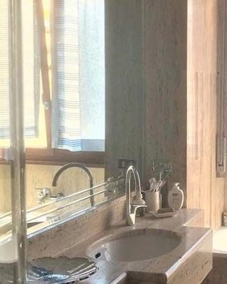 Piano bagno con lavabo incassato