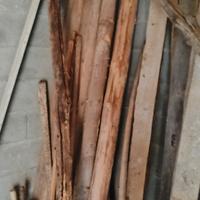 pali in castagno per costruire capanni o pollai