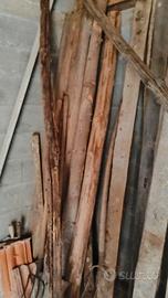 pali in castagno per costruire capanni o pollai