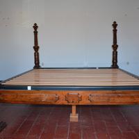 Letto a colonne in noce 