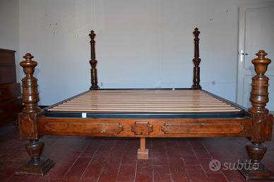 Letto a colonne in noce 