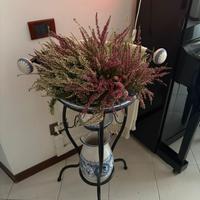 Lavabo antico con brocca e asciugamani originali.