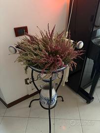 Lavabo antico con brocca e asciugamani originali.