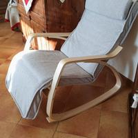 Sedia a dondolo con poggiapiedi regolabile