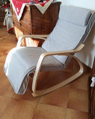 Sedia a dondolo con poggiapiedi regolabile
