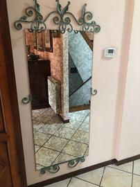 Specchiera anticata con appendiabiti