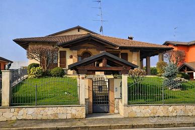 Villa di 250 m² con 5 locali e box auto doppio a C
