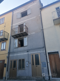 Casa su 3 piani in vendita