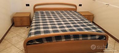 Letto matrimoniale completo di comodini