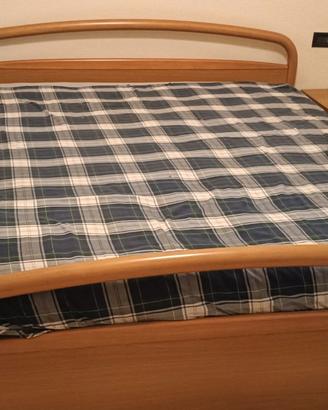 Letto matrimoniale completo di comodini